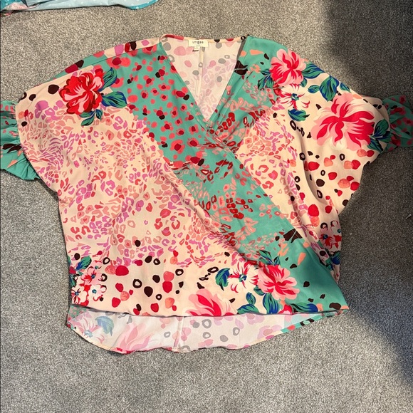 Set of 2 Umgee Floral V-Neck Blouses - Picture 2 of 7